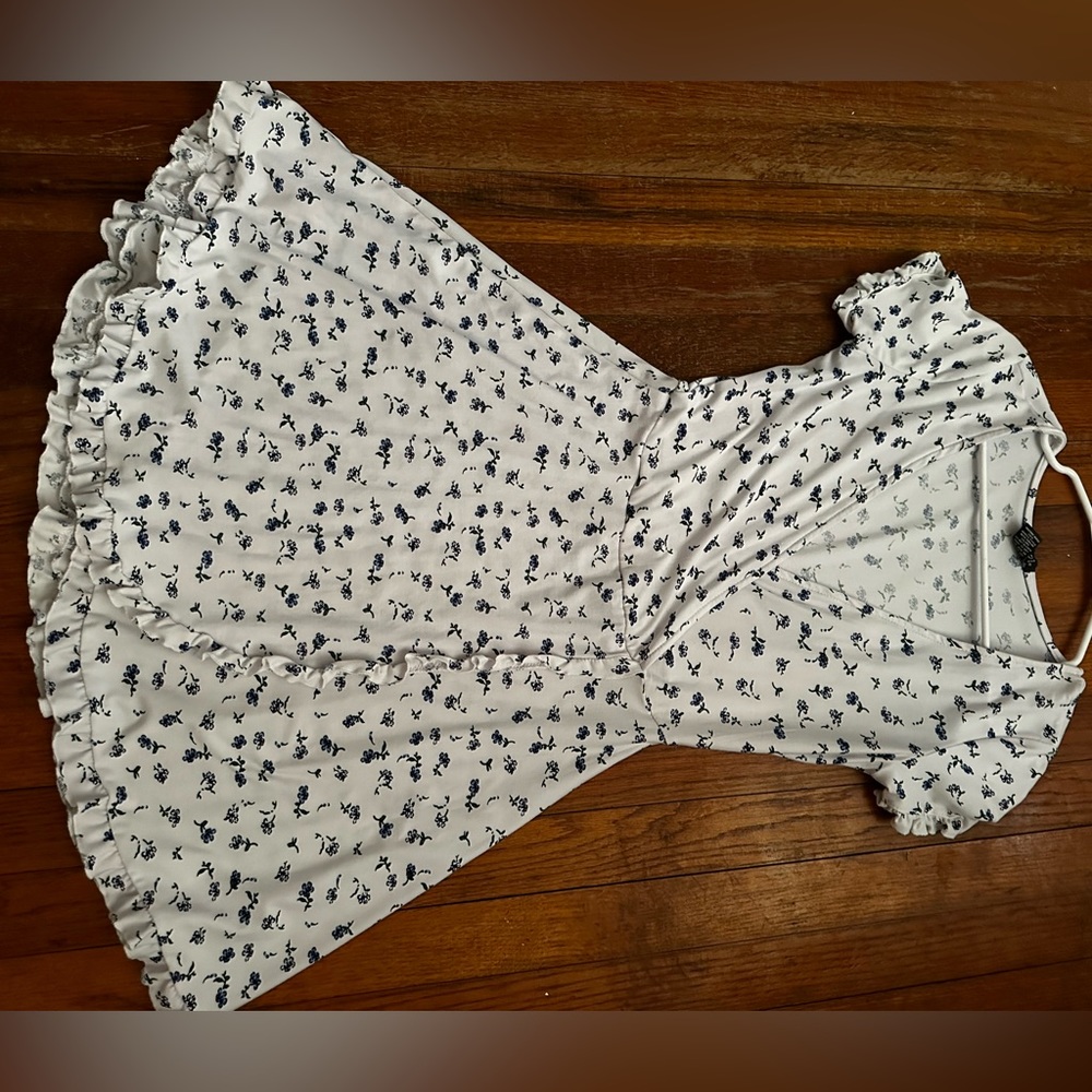 Super super cute dress with flowers and low in front!!!💙